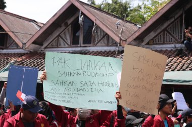 23 Eylül 2019, Gejayan, Endonezya: Gejayan Çağrısı (Endonezyaca: Gejayan Memanggil) barış gösterisine Yogyakarta 'daki çeşitli kampüslerden öğrenciler katıldı..