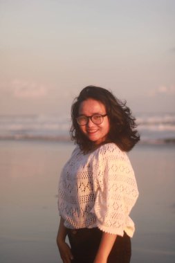 Sahilde güzel bir genç kadının portresi..