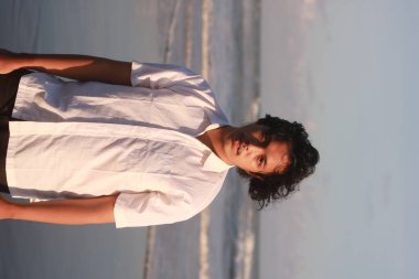 Kumsaldaki yakışıklı adamın portresi..