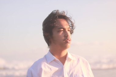 Kumsaldaki yakışıklı adamın portresi..