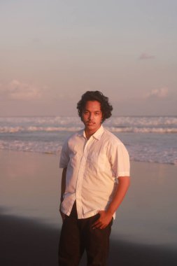 Kumsaldaki yakışıklı adamın portresi..