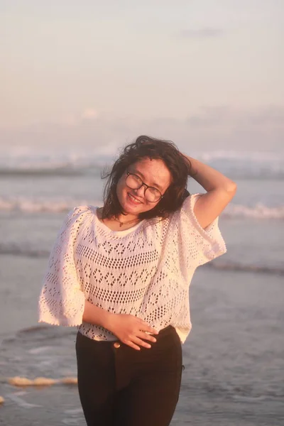 Portret Van Een Mooie Jonge Vrouw Het Strand — Stockfoto