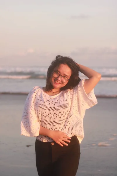 Porträt Einer Schönen Jungen Frau Strand — Stockfoto