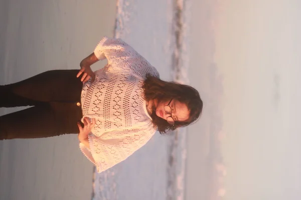 해변에 아름다운 여자의 — 스톡 사진