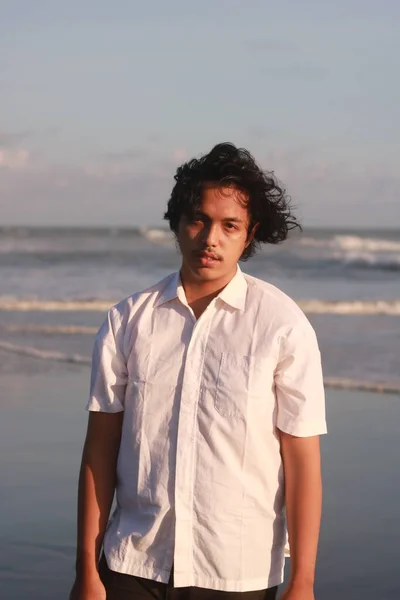 Portret Van Knappe Man Het Strand — Stockfoto