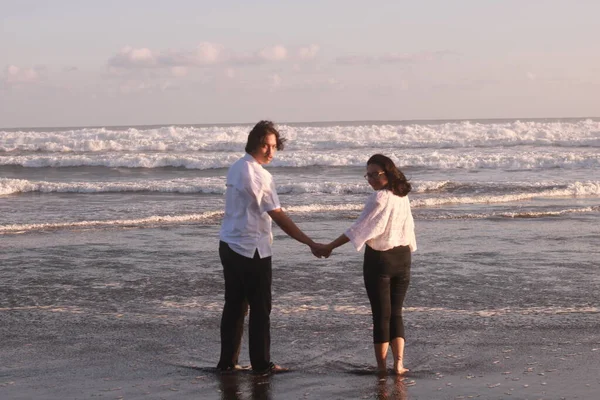 Jong Paar Tijd Samen Doorbrengen Het Strand — Stockfoto