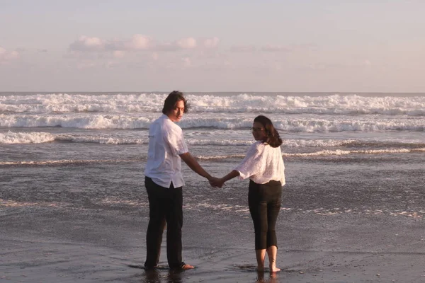 Jong Paar Tijd Samen Doorbrengen Het Strand — Stockfoto