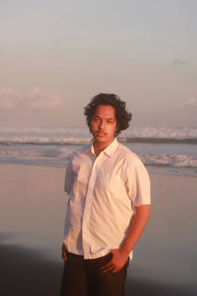 Portret Van Knappe Man Het Strand — Stockfoto