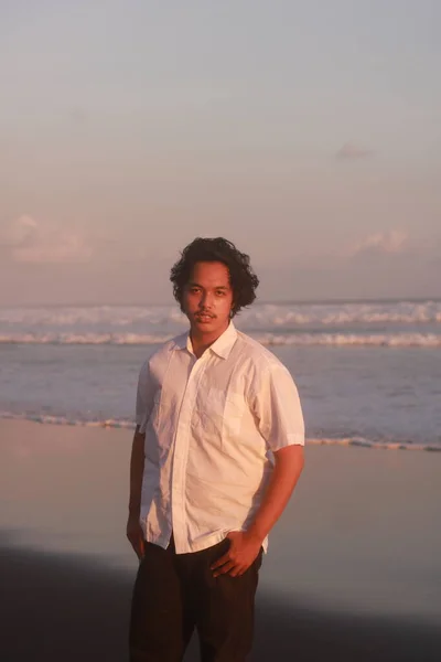 Porträt Eines Gutaussehenden Mannes Strand — Stockfoto