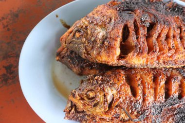 Ikan bakar, Endonezya ve Malezya mutfağında özellikle kömürlü balık veya diğer deniz ürünleri ile hazırlanmış çeşitli popüler Güneydoğu Asya yemekleri türüdür..