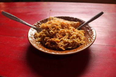 Lezzetli kızarmış erişteler..