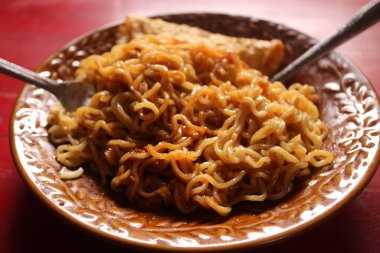 Lezzetli kızarmış erişteler..