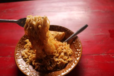 Lezzetli kızarmış erişteler..