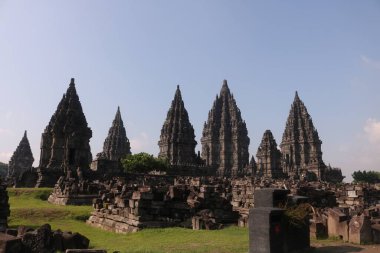 Prambanan ya da Rara Jonggrang, Endonezya 'nın Yogyakarta bölgesinde bulunan 9. yüzyıl Hindu tapınağı..