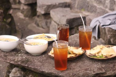  Merapi kahve dükkanında yiyecek ve içecekler servis edilmektedir (Endonezyaca: Warung Kopi Merapi).