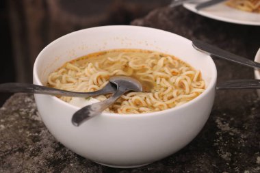  Merapi kahve dükkanında yiyecek ve içecekler servis edilmektedir (Endonezyaca: Warung Kopi Merapi).