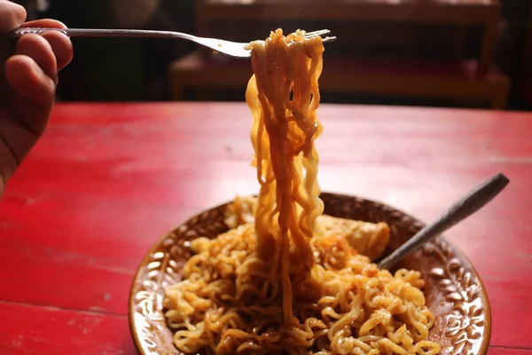 プレートの上のおいしい揚げ麺 — ストック写真