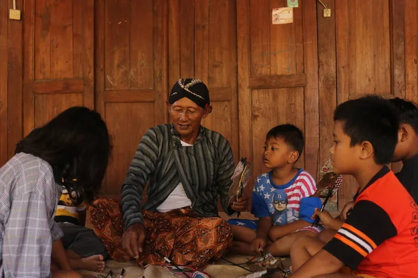 Januar 2020 Bantul Indonesien Großvater Spielt Nachmittags Mit Kindern Wayang — Stockfoto