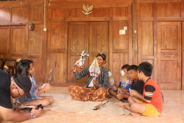 Január 2020 Bantul Indonézia Nagyapa Játszik Wayang Gyerekekkel Délután Wayang — Stock Fotó