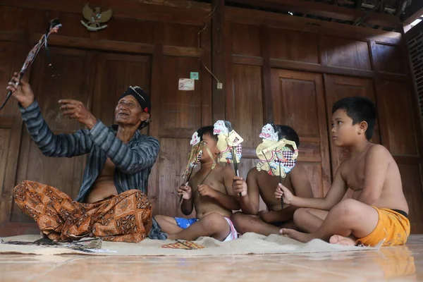 2020年1月19日 インドネシアのバントゥル 祖父は午後に子供たちと一緒にウェイアンを再生します ワヤンは もともとインドネシアで発見された人形劇の伝統的な形態です — ストック写真