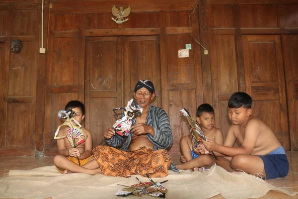 Januar 2020 Bantul Indonesien Großvater Spielt Nachmittags Mit Kindern Wayang — Stockfoto