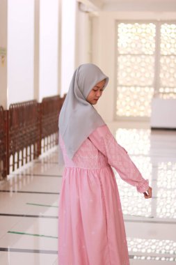 Başörtüsü takan güzel Asyalı Müslüman kadının moda portresi.