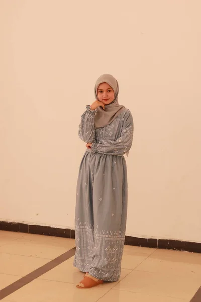 Модный Портрет Молодой Красивой Азиатской Мусульманки Ношением Хиджаба — стоковое фото