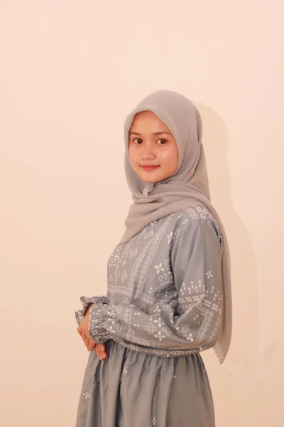 Modeporträt Einer Jungen Schönen Asiatischen Muslimin Mit Hijab — Stockfoto