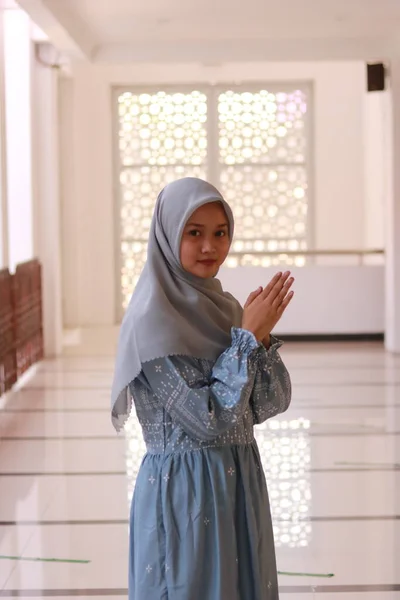 Başörtüsü Takan Güzel Asyalı Müslüman Kadının Moda Portresi — Stok fotoğraf