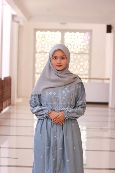 Modeporträtt Ung Vacker Asiatisk Muslimsk Kvinna Med Hijab — Stockfoto