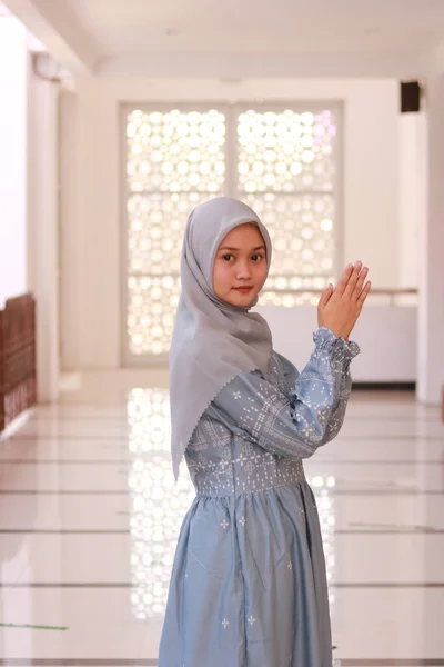 Модный Портрет Молодой Красивой Азиатской Мусульманки Ношением Хиджаба — стоковое фото