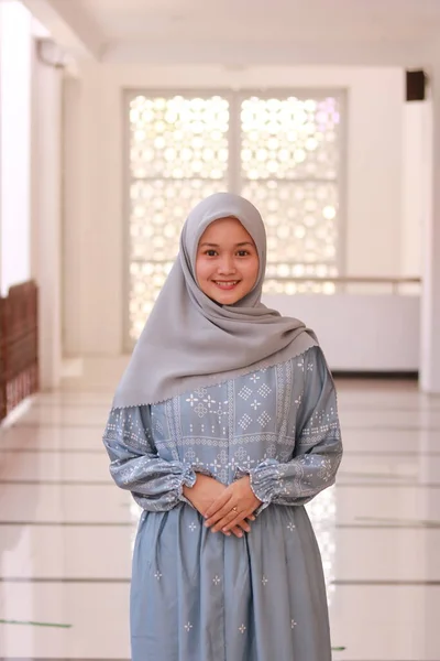 Modeporträtt Ung Vacker Asiatisk Muslimsk Kvinna Med Hijab — Stockfoto