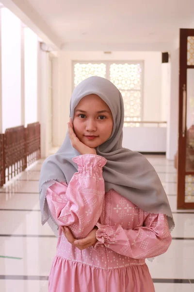 Modeporträtt Ung Vacker Asiatisk Muslimsk Kvinna Med Hijab — Stockfoto