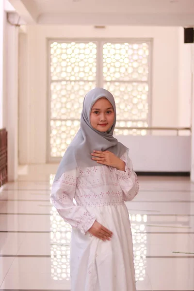 Modeporträt Einer Jungen Schönen Asiatischen Muslimin Mit Hijab — Stockfoto