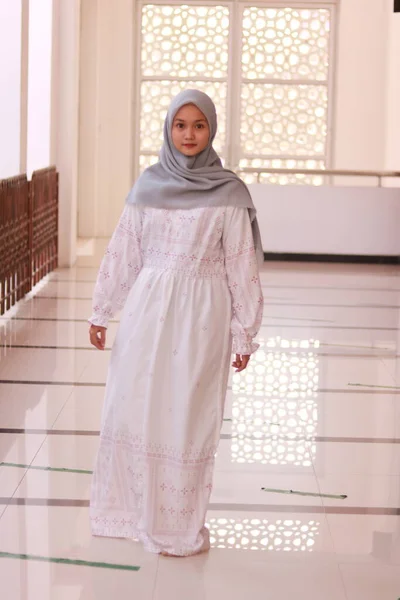 Gambar Fashion Dari Wanita Muda Muslim Asia Yang Cantik Dengan — Stok Foto