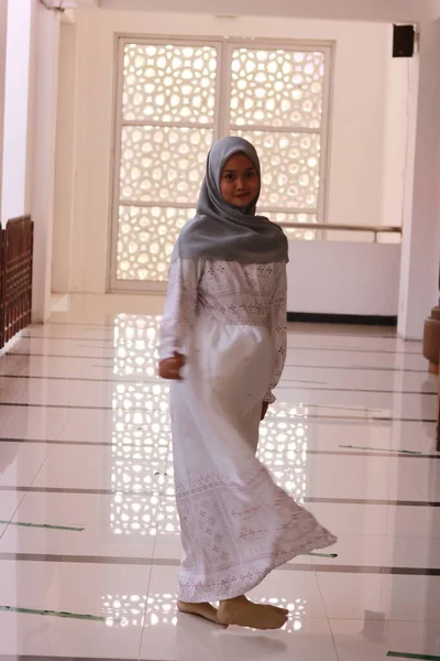 Portret Młodej Pięknej Muzułmanki Azjatyckiej Hidżabie — Zdjęcie stockowe