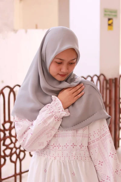 Modeporträt Einer Jungen Schönen Asiatischen Muslimin Mit Hijab — Stockfoto