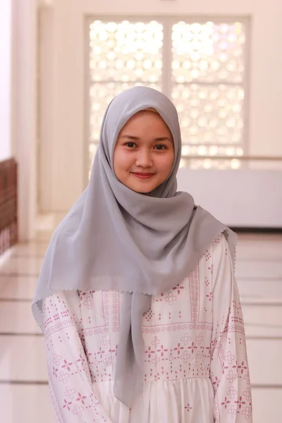 年轻美丽的亚洲穆斯林女子头戴头巾的时装肖像 — 图库照片