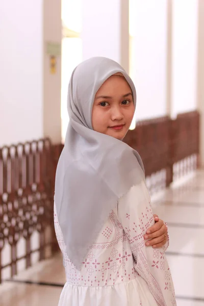 Modeporträt Einer Jungen Schönen Asiatischen Muslimin Mit Hijab — Stockfoto