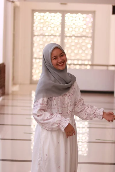 若いです美しいですアジアのイスラム教徒女性とともにHijabを身に着けている — ストック写真