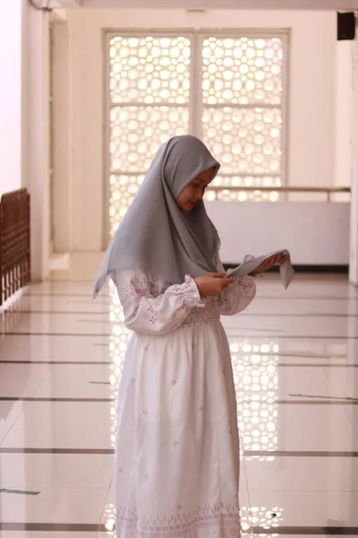 Retrato Moda Joven Hermosa Mujer Musulmana Asiática Con Hijab —  Fotos de Stock