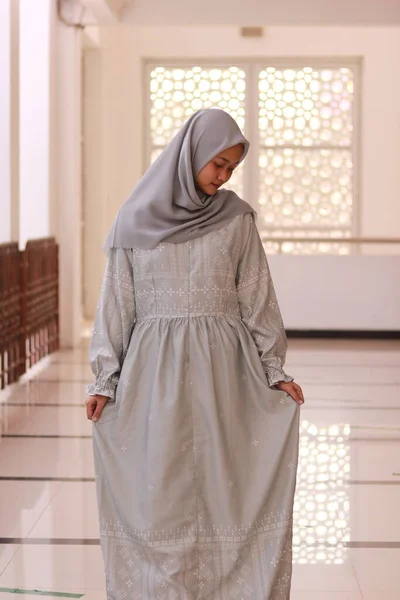 Modeporträtt Ung Vacker Asiatisk Muslimsk Kvinna Med Hijab — Stockfoto