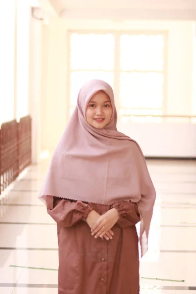 年轻美丽的亚洲穆斯林女子头戴头巾的时装肖像 — 图库照片