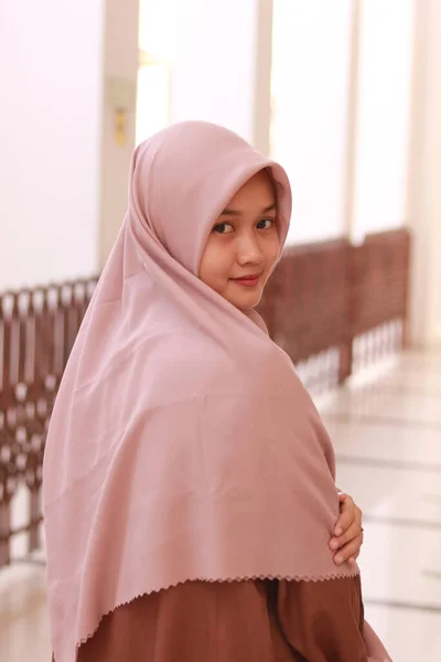 Портрет Молодої Вродливої Азійської Муслімки Хіджабом — стокове фото