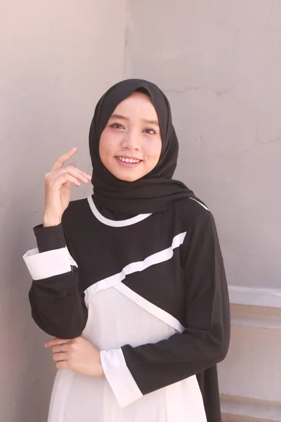 若いです美しいですアジアのイスラム教徒女性とともにHijabを身に着けている — ストック写真