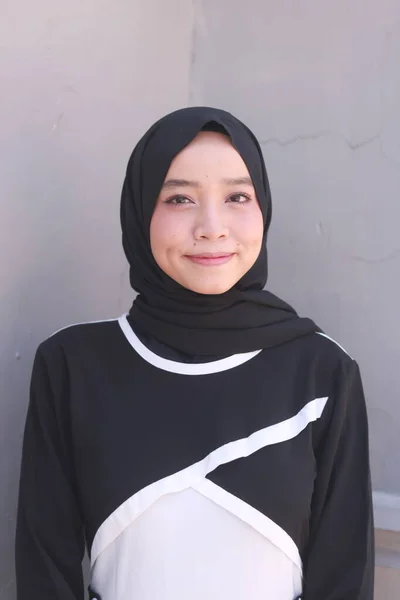 Fashion Portrait Young Beautiful Asian Muslim Woman Wearing Hijab — Stock Photo, Image