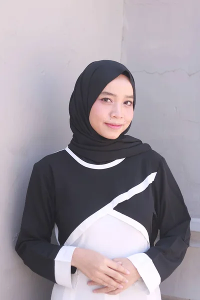 Retrato Moda Joven Hermosa Mujer Musulmana Asiática Con Hijab —  Fotos de Stock