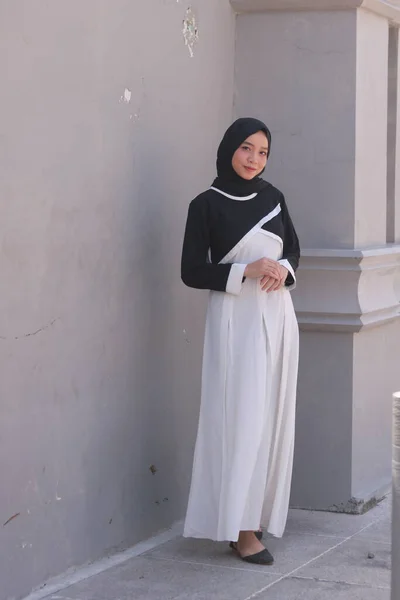 Modeporträtt Ung Vacker Asiatisk Muslimsk Kvinna Med Hijab — Stockfoto