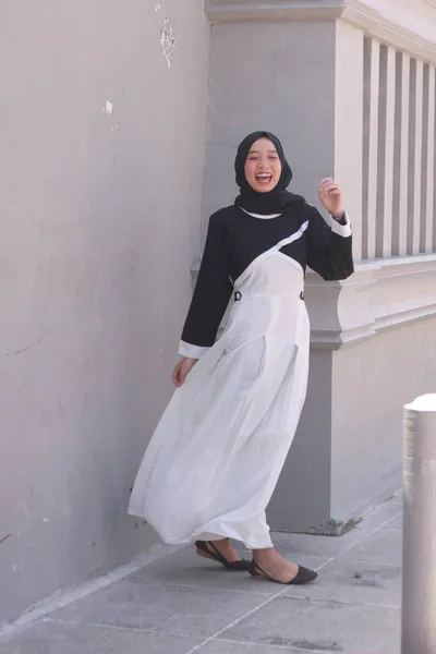 Retrato Moda Joven Hermosa Mujer Musulmana Asiática Con Hijab —  Fotos de Stock