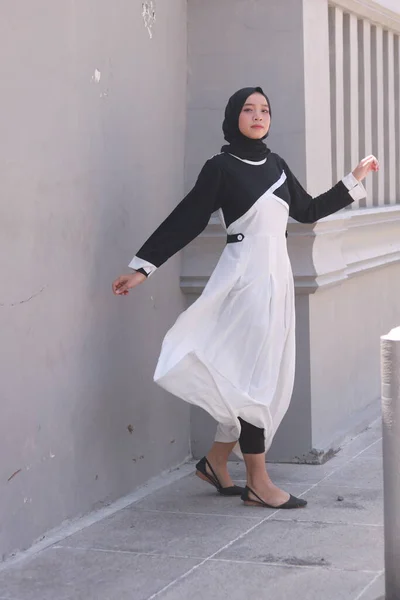 Modeporträtt Ung Vacker Asiatisk Muslimsk Kvinna Med Hijab — Stockfoto
